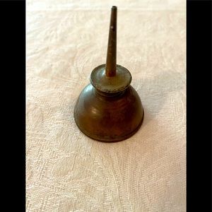 Mini thumb pumper oil can